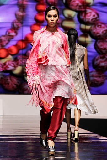 Carmanita Cross Culture International Flair. Indonesia Fashion Week 2012 at Jakarta Convention Center. Jakarta. [Foto: Mohammad Abduh/Wolipop]