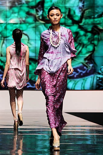 Carmanita Cross Culture International Flair. Indonesia Fashion Week 2012 at Jakarta Convention Center. Jakarta. [Foto: Mohammad Abduh/Wolipop]