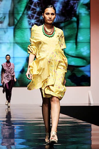 Carmanita Cross Culture International Flair. Indonesia Fashion Week 2012 at Jakarta Convention Center. Jakarta. [Foto: Mohammad Abduh/Wolipop]