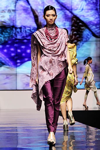 Carmanita Cross Culture International Flair. Indonesia Fashion Week 2012 at Jakarta Convention Center. Jakarta. [Foto: Mohammad Abduh/Wolipop]