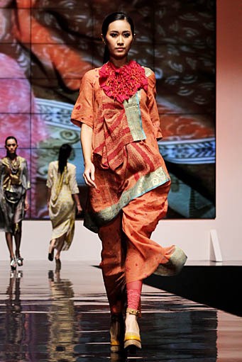 Carmanita Cross Culture International Flair. Indonesia Fashion Week 2012 at Jakarta Convention Center. Jakarta. [Foto: Mohammad Abduh/Wolipop]