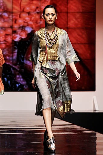 Carmanita Cross Culture International Flair. Indonesia Fashion Week 2012 at Jakarta Convention Center. Jakarta. [Foto: Mohammad Abduh/Wolipop]