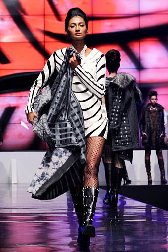 Mardiana Ika Ika Butoni-Fall/Winter 2012. Indonesia Fashion Week 2012. International Flair at Jakarta Convention Center. Jakarta. [Foto: Mohammad Abduh/Wolipop]
