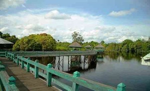 Wow! Air Danau Tahai Berwarna Merah