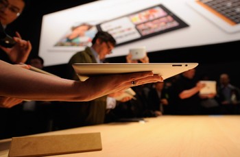 Meski tampilannya masih mirip dengan iPad 2, namun iPad baru ini sedikit agak tebal dan lebih berat. Untuk performa baterai juga masih sama dengan yang sebelumnya. Kevork Djansezian/Getty Images.