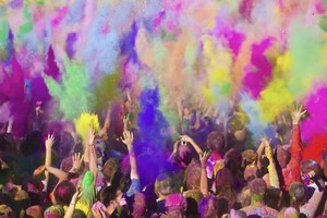 Perang Bubuk Berwarna di Festival Holi India, Seru!