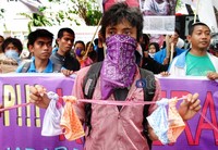 Aksi ini dalam rangka memperingati Hari Perempuan Internasional yang jatuh pada hari ini, Kamis (8/3/2012). Mahfudz Jufri/detikcom.