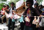 Kapolda Sulteng Dihadiahi 500 Celana Dalam