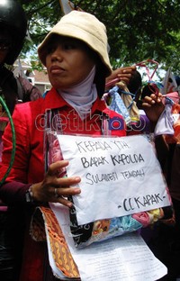 Paket berisi 500 celana dalam perempuan dan bertuliskan Kepada YTH: Bapak Kapolda Sulawesi Tengah itu diserahkan kepada dua perwira polisi, Rostin dan Sutrisno. Mahfudz Jufri/detikcom.