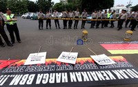 Puluhan polisi menjaga ketat aksi ini.