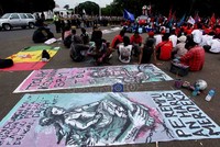Mereka meminta pemerintah membatalkan rencana kenaikan BBM. Pemerintah rencananya akan menaikan harga premium dan solar menjadi Rp 6.000/liter pada April mendatang.