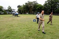 Fauzi Bowo turun meninggalkan heli yang membawanya ke Pulau Pramuka, pulau yang menjadi Ibukota Kabupaten Pulau Seribu. Pulau Seribu masih masuk wilayah DKI Jakarta.