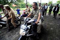 Usai turun dari heli, Foke menggunakan sepeda motor warga setempat menuju Kantor Bupati Kepulauan Seribu yang berjarak 200 meter.