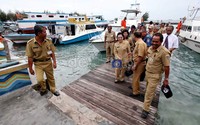 Bila Foke naik heli, belasan pegawai dan pejabat Pemprov DKI Jakarta menggunakan kapal cepat.