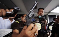 Petugas menunjukkan barang bukti berupa senjata api, barang bukti 19 pucuk senjata api dan 68 butir peluru tersebut merupakan hasil kasus perkara yang ditangani oleh kejaksaan negeri.