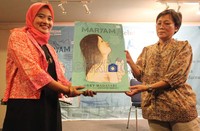 Penulis buku Maryam, Okky Madasari (berjilbab) menerima simbolik replika buku dari penerbit. Buku ini banyak bercerita soal diskriminasi yang diterima warga Ahmadiyah di Lombok, NTB.