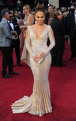 Ini Dia Gaya Terseksi Jennifer Lopez di Red Carpet