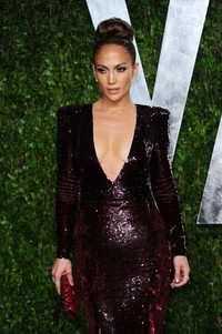 Jennifer kembali menjadi pusat perhatian ketika melangkah di pesta Vanity Fair. Alberto E. Rodriguez/Getty Images.