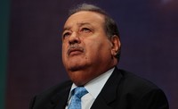Dari daftar panjang tersebut, peringkat pertama dikuasai oleh taipan asal Mesiko, yaitu Carlos Slim Helu, dengan bisnis telekomunikasinya, America Movil SAB. Carlos Slim Helu dinobatkan sebagai manusia terkaya di planet bumi dengan kekayaan US$ 69 miliar. Chris Hondros/Getty Images.