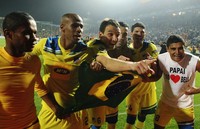 Laga pun dilanjutkan ke babak adu penalti yang di menangkan APOEL setelah sang kiper Chiotis berhasil memblok dua tendangan algojo Lyon. Reuters/Andreas Manolis