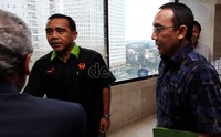 Ketua Komite Penyelamat Sepakbola Indonesia (KPSI) Tony Aprilani (kanan), bertemu Ketua Umum KONI Tono Suratman (kiri), di Gedung KONI, Jakarta.