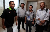 Ketua Umum KONI Tono Suratman (kiri), berjalan di depan anggota KPSI Benny Bendol Dollo. KONI Pusat undang Komite Penyelamat Sepakbola Indonesia (KPSI), PSSI, pengelola Indonesia Super League (ISL), dan Indonesia Premier League (IPL) bertemu.