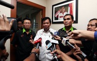 Pertemuan itu adalah tindak lanjut dari pernyataan Ketua Umum KONI Pusat Tono Suratman yang berniat membentuk tim kecil guna menyelesaikan kisruh yang membelit sepakbola Indonesia.