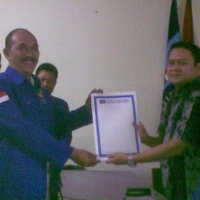 Iwan Sulanjana Serahkan Formulir Pendaftaran Balon Gubernur