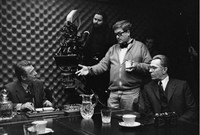 Sutradarai oleh Tomas Alfredson sedang memberikan arahan. (StudioCanal/Working Title Films)