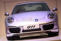 Porsche 911 terbaru ini dijalani oleh mesin berkapasitas 3.400 cc dengan tenaga 350 Hp. Hanya membutuhkan waktu 4,1 detik saja untuk mencapai kecepatan 0-100 km/jam