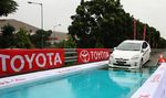 Toyota Prius Berenang