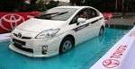 Toyota Prius Berenang
