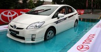 Meski melintasi genangan air, mobil hybrid tersebut tidak mogok atau nyetrum.