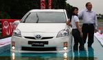 Toyota Prius Berenang
