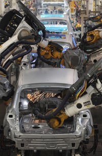 Sejumlah pekerjaan dilakukan oleh robot. Sean Gallup/Getty Images.