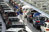 Tahun lalu, Volkswagen berhasil menggeser posisi Toyota sebagai pabrikan terbesar kedua di dunia setelah General Motors dengan angka penjualan global sebesar 8,16 juta unit. Sean Gallup/Getty Images.
