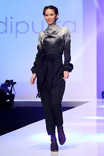 Oka Diputra The Fifth Element The Story of O. Indonesia Fashion Week 2012 at Jakarta Convention Center. Jakarta. [Foto: Mohammad Abduh/Wolipop]