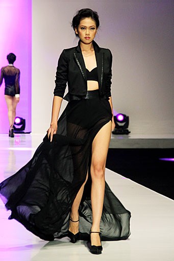 Stella Rissa STELLA. Passion and Attraction inspired by Downy. Indonesia Fashion Week 2012 at Jakarta Convention Center.  Jakarta. [Foto: Mohammad Abduh/Wolipop]