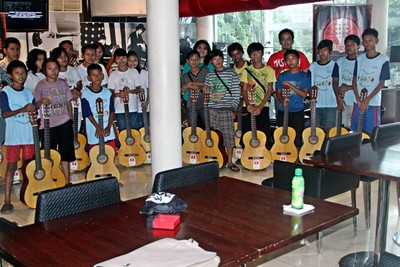 Penyerahan 1000 Gitar Untuk Anak Indonesia dari LangitMusik
