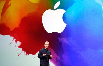 Cook mendapat gelar MBA dari Duke University dan Bchelor of Science dari Auburn University. Sebelum bergabung dengan Apple, dia pernah bekerja di IBM, Compaq dan Intelligent Electronics. Kevork Djansezian/Getty Images.