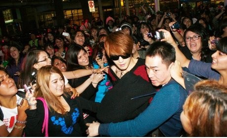 JYJ Disambut Ratusan Fans di Chili