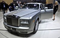 Sejumlah pengunjung melihat-lihat interior Rolls-Royce Phantom Seri II yang dipamerkan di Geneva Motor Show 2012. Untuk masalah desain, Rolls-Royce mengatakan bahwa tiap lekuk desainnya dibangun dengan inspirasi musik klasik.