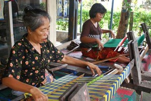 Yuk! Belajar Menenun Songket di Desa Sukarara