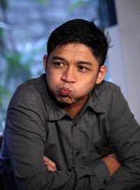 Siapa yang meragukan kegantengan vokalis band Ungu, Pasha? Tapi, bagaimana jika posenya seperti foto di atas?