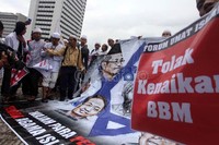 Dalam aksinya mereka membawa spanduk bergambar sejumlah tokoh seperti Ulil Absar Abdala, Adnan Buyung Nasution, dan Abdul Basith.