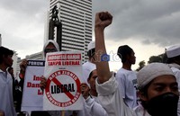 Meskipun diguyur oleh hujan rintik-rintik, mereka tetap meneriakan yel-yel dan menolak kebaradaan Jaringan Islam Liberal di Indonesia.