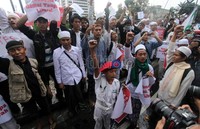 Mereka juga menolak rezim SBY-Boediono yang dianggap Neo Liberal dan berpihak pada pihak barat.