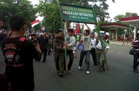 Massa membawa serta papan nama masjid Al Khairiyah yang dulu sudah dicabut saat perobohan masjid.