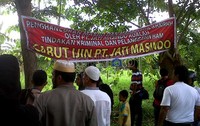 Massa juga membawa spanduk tuntutan.