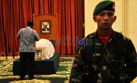 Seorang pelayat berdoa di depan jenazah Widjojo Nitisastro di Gedung Bappenas, Jakarta.